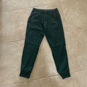Hunter green American eagle joggers